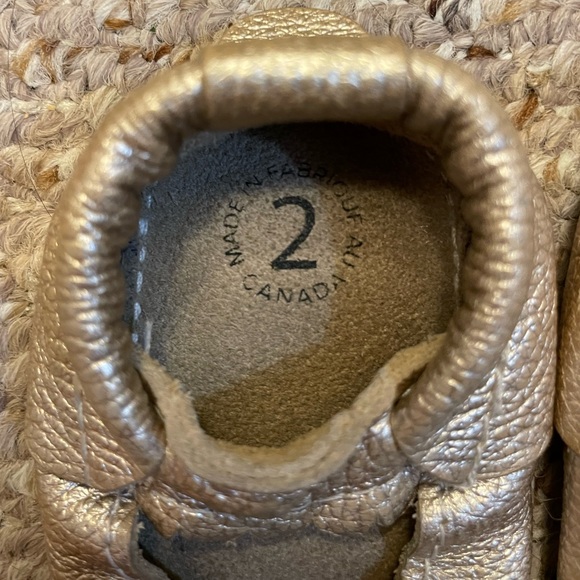 Minimoc size 2 gold baby shoes - Picture 3 of 3